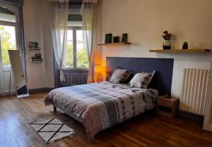 Ένα ή περισσότερα κρεβάτια σε δωμάτιο στο VILLA HIPICA - PARKING PRIVE - 6 Chambres - 7 Lits - Piscine extérieur chauffée - Terrain Tennis - Basket - WIFI - GRANDE SALLE A MANGER