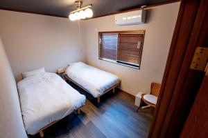 Ένα ή περισσότερα κρεβάτια σε δωμάτιο στο オトヤド +61 φωτογραφίες