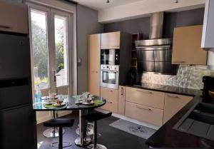 Η κουζίνα ή μικρή κουζίνα στο VILLA HIPICA - PARKING PRIVE - 6 Chambres - 7 Lits - Piscine extérieur chauffée - Terrain Tennis - Basket - WIFI - GRANDE SALLE A MANGER