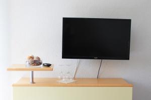 TV a/nebo společenská místnost v ubytování Hotel Wakenitzblick