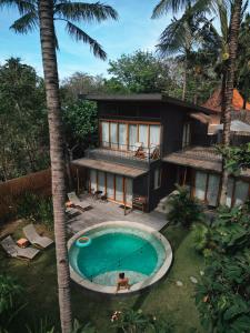 Luftaufnahme eines Hauses mit Swimmingpool in der Unterkunft Villa Luna - Gili Air in Gili Air