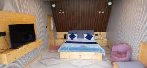 Телевизор и/или развлекательный центр в Dhanaulti Village Resort