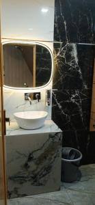 Ванная комната в Dhanaulti Village Resort +26 фотографий