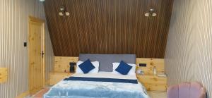 Кровать или кровати в номере Dhanaulti Village Resort