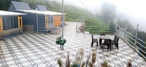 Балкон или терраса в Dhanaulti Village Resort