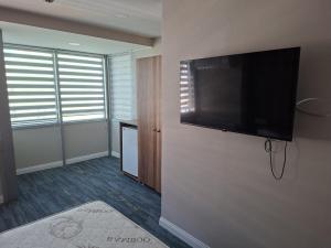 TV a/nebo společenská místnost v ubytování Zeynus Hotel Kadıköy