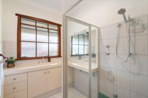 Et badeværelse på Quiet Street by the beach + 22 billeder