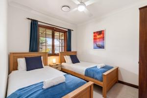 En eller flere senge i et værelse på Quiet Street by the beach