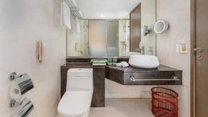 ein Badezimmer mit Toilette und Waschbecken in der Unterkunft Holiday Inn Nanjing Aqua City by IHG in Nanjing