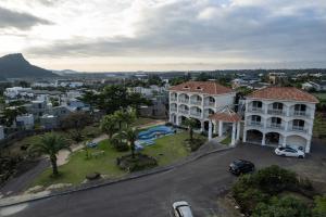 an aerial view of a large house with a parking lot at Jeju Daonjae Sagye Branch in Seogwipo