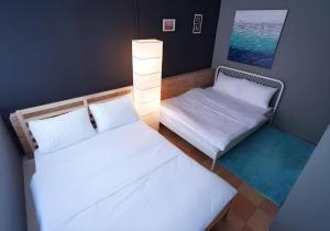 ein kleines Zimmer mit 2 Betten und einem Stuhl in der Unterkunft Koptel Budget Hotel in Kampung Boyan + 204 Fotos