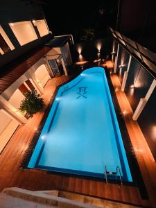 eine Draufsicht auf einen Swimmingpool in einem Haus in der Unterkunft Seaport Negombo in Negombo
