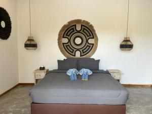 una camera da letto con un letto grande con due paia di asciugamani di Villa ANSEJU Tranquillité, Jardin Tropical & 3 Chambres Spacieuses a Hua Thanon Beach Altre 7 foto