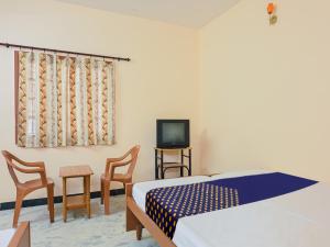 Ένα ή περισσότερα κρεβάτια σε δωμάτιο στο Hotel O Vel Vel Guest House +24 φωτογραφίες