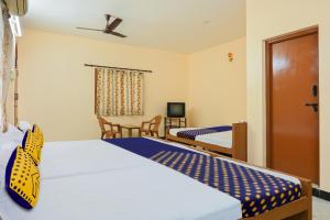 Ένα ή περισσότερα κρεβάτια σε δωμάτιο στο Hotel O Vel Vel Guest House