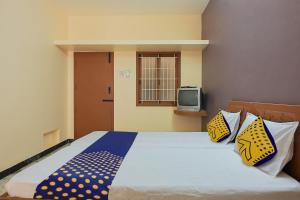 Ένα ή περισσότερα κρεβάτια σε δωμάτιο στο Hotel O Vel Vel Guest House