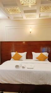 Postel nebo postele na pokoji v ubytování Karachi Rooms Nursery