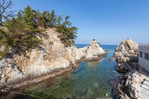 a view of the ocean from a building at Janghohang Ilmare Pension in Samcheok