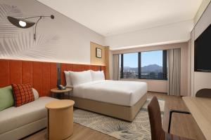 Μια τηλεόραση ή/και κέντρο ψυχαγωγίας στο Hilton Garden Inn Shenzhen Pingshan Chaoshang Plaza