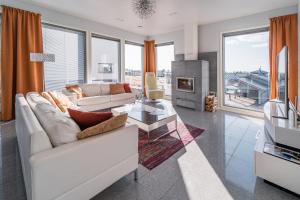 un soggiorno con un divano bianco e una TV di Aurinkorinne 10 a Kalajoki