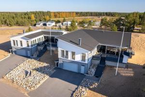 una vista sul tetto di una casa di Aurinkorinne 10 a Kalajoki