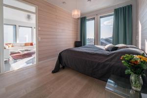 una camera da letto con un letto grande e un tavolo di vetro di Aurinkorinne 10 a Kalajoki