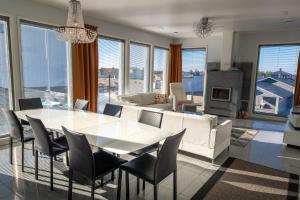 una sala da pranzo e un soggiorno con tavolo e sedie di Aurinkorinne 10 a Kalajoki