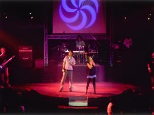 Un uomo e una donna che ballano sul palco di Vasu Hotel Mahasarakham a Maha Sarakham