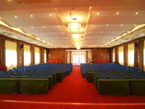 ein großer Bankettsaal mit blauen Stühlen und einem roten Teppich in der Unterkunft Century Land Hotel Wuyishan in Ch'ung-an-hsien