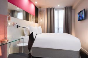 Postel nebo postele na pokoji v ubytování Hotel Duette Paris