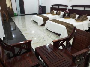 2 camas en una habitación con 2 sillas en Mangroven River View Hotel, en Bentota 24 fotos más