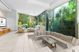 Posezení v ubytování Sunlit Glasshouse Oasis with Private Pool + 43 fotografií