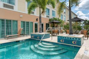 una piscina con palme e un edificio di Sleep Inn & Suites Port Charlotte-Punta Gorda a Port Charlotte