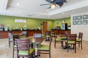 una sala da pranzo con tavolo e sedie di Sleep Inn & Suites Port Charlotte-Punta Gorda a Port Charlotte