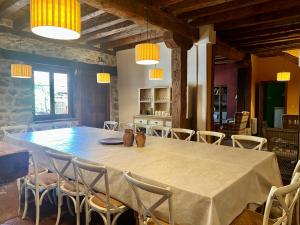 Un comedor con una mesa grande y sillas. en Casona de Espirdo, en Espirdo