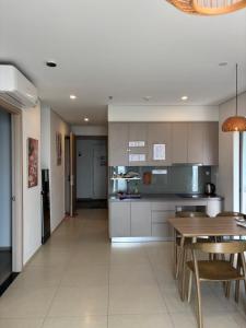 eine Küche mit Tisch und ein Esszimmer in der Unterkunft The Sóng Homestay Vibes by the Sea in Vũng Tàu