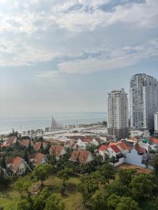 Blick auf eine Stadt mit Gebäuden und das Meer in der Unterkunft The Sóng Homestay Vibes by the Sea in Vũng Tàu