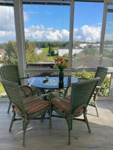 En balkon eller terrasse på Schönes Apartment mit Wintergarten