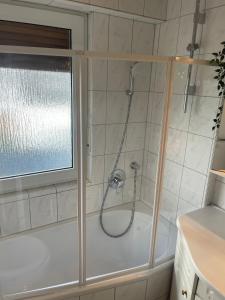 Et badeværelse på Schönes Apartment mit Wintergarten + 96 billeder