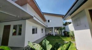 una casa bianca con un cortile davanti di CMJ Private Resort a Banaba Cerca