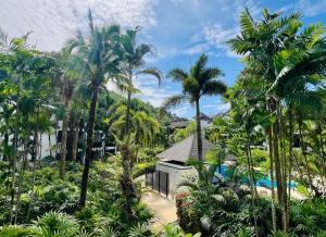 Κήπος έξω από το C254 Condo 2BR Pool View Short Walk to Beach