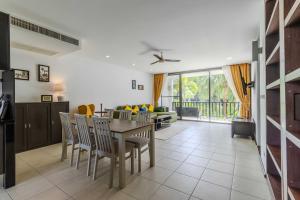 Χώρος καθιστικού στο C254 Condo 2BR Pool View Short Walk to Beach