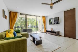 Μια τηλεόραση ή/και κέντρο ψυχαγωγίας στο C254 Condo 2BR Pool View Short Walk to Beach