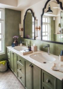 a bathroom with a sink and a mirror at LohonoStays Villa Beleza C in Oxel