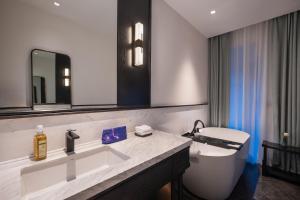 HaihuiにあるGuanyun Manxin Mansion, Guling, Lushanの洗面台、トイレ、鏡のあるバスルーム +11枚の写真