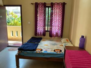 Ένα ή περισσότερα κρεβάτια σε δωμάτιο στο Isiri Homes +25 φωτογραφίες