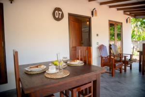 Wilpattu Wild Cottages في Nochchiyagama: مطبخ مع طاولة عليها طعام