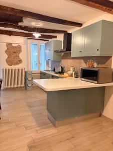 eine Küche mit einer Arbeitsplatte mit Mikrowelle in der Unterkunft Nottetempo in Cesena + 27 Fotos