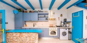 Køkken eller tekøkken på Losinj haus with pool