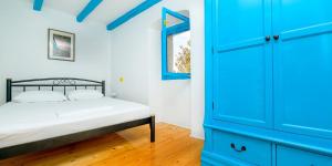 En eller flere senge i et værelse på Losinj haus with pool + 37 billeder